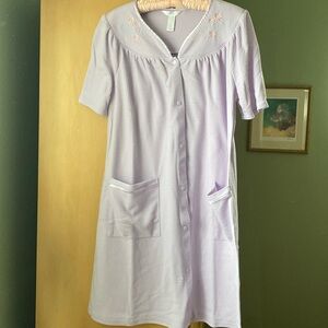 Lilac colored duster w/ pink flowers on collar. Short sleeves, satin trim collar